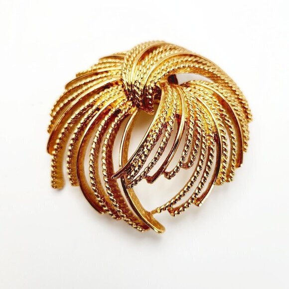 Vintage Monet Shooting Fireworks Floral Burst Textured Round 3D Brooch - Picture 1 of 6